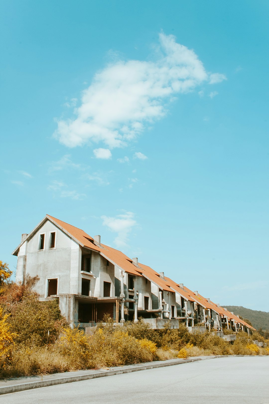 grey-concrete-house-lot-e1tptzlaviu